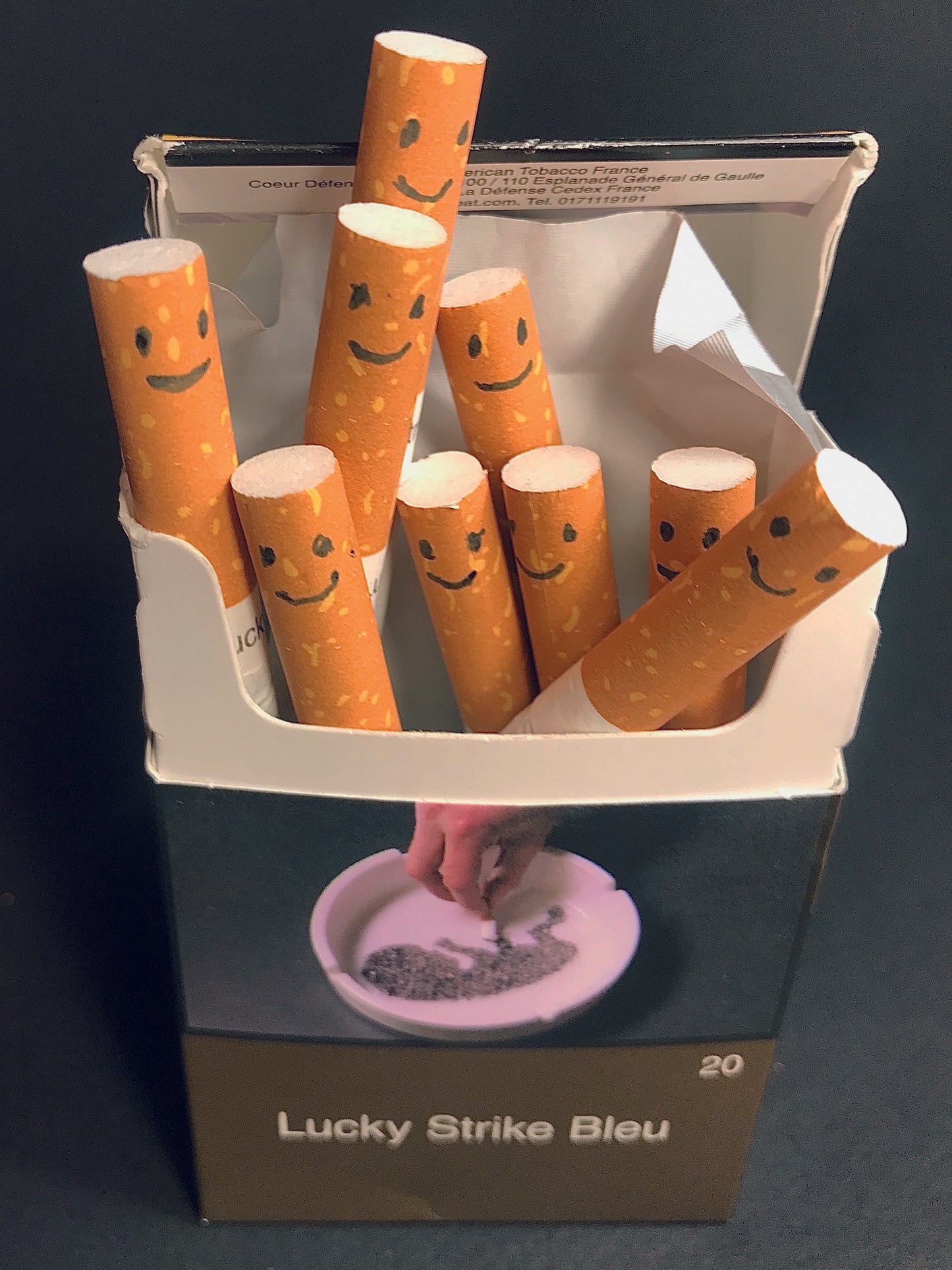 Cigarettes, 2022, sculpture sur plateau en bois peint, 18 x 18 x 20 cm