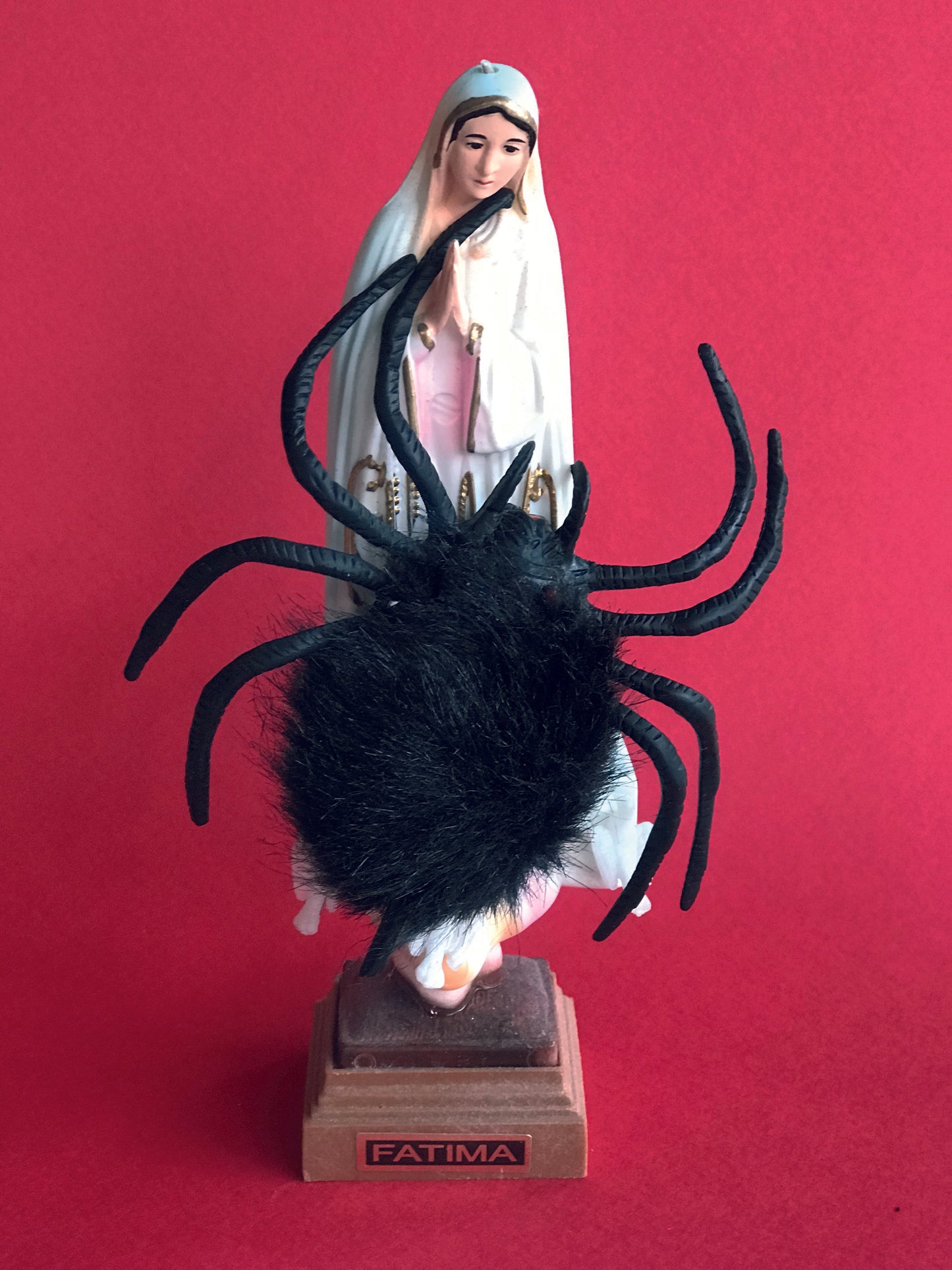 Fatima, 2022, sculpture sur plateau en bois peint, 18 x 15 x 23 cm