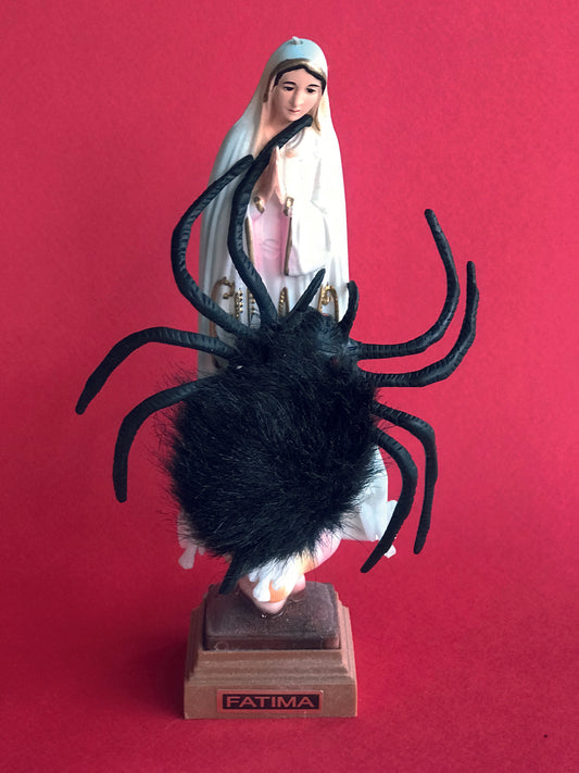 Fatima, 2022, sculpture sur plateau en bois peint, 18 x 15 x 23 cm