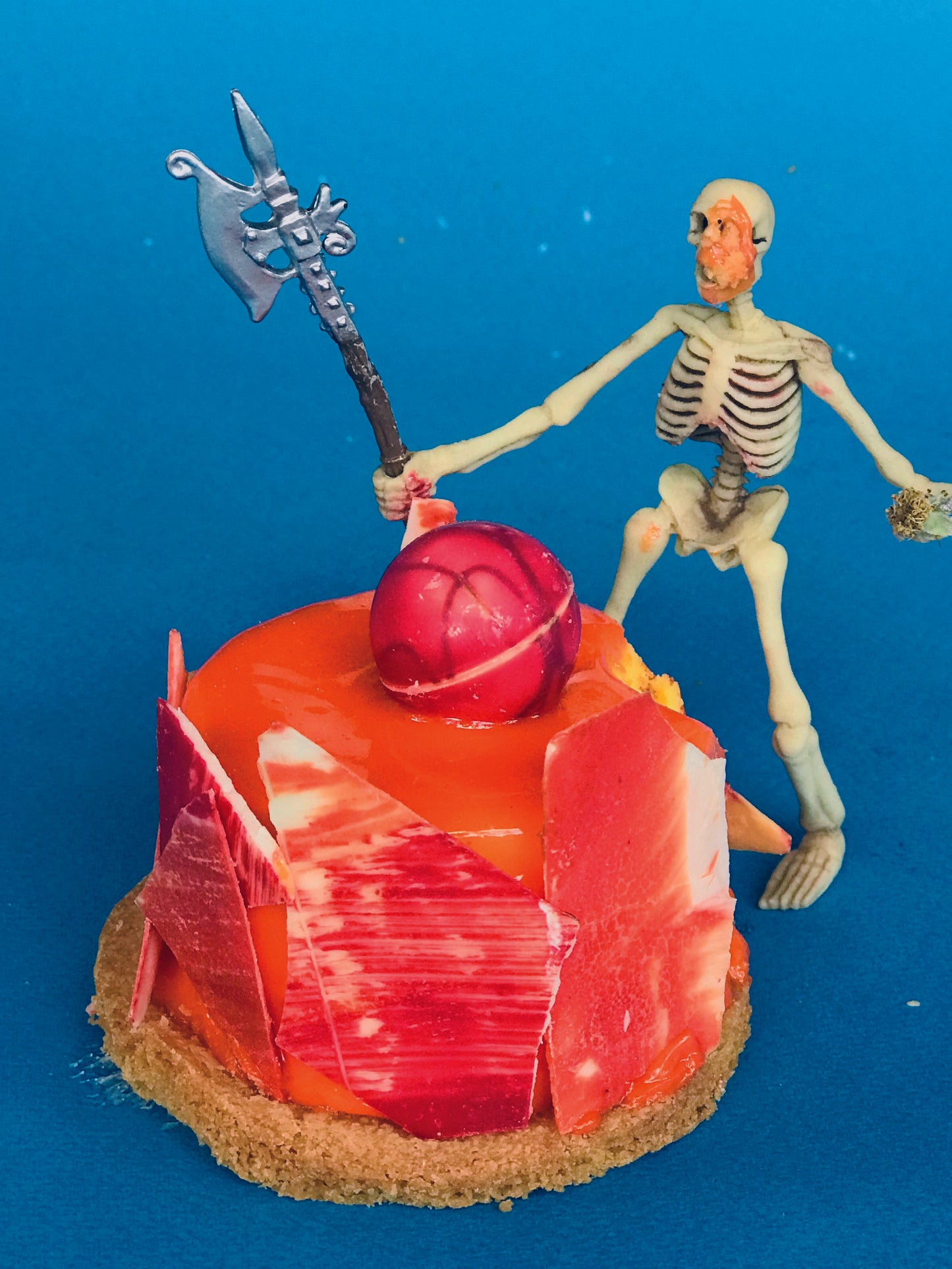 La mort et le gateau 3, 2021, photographie encadrée 150 x 112,51 cm
