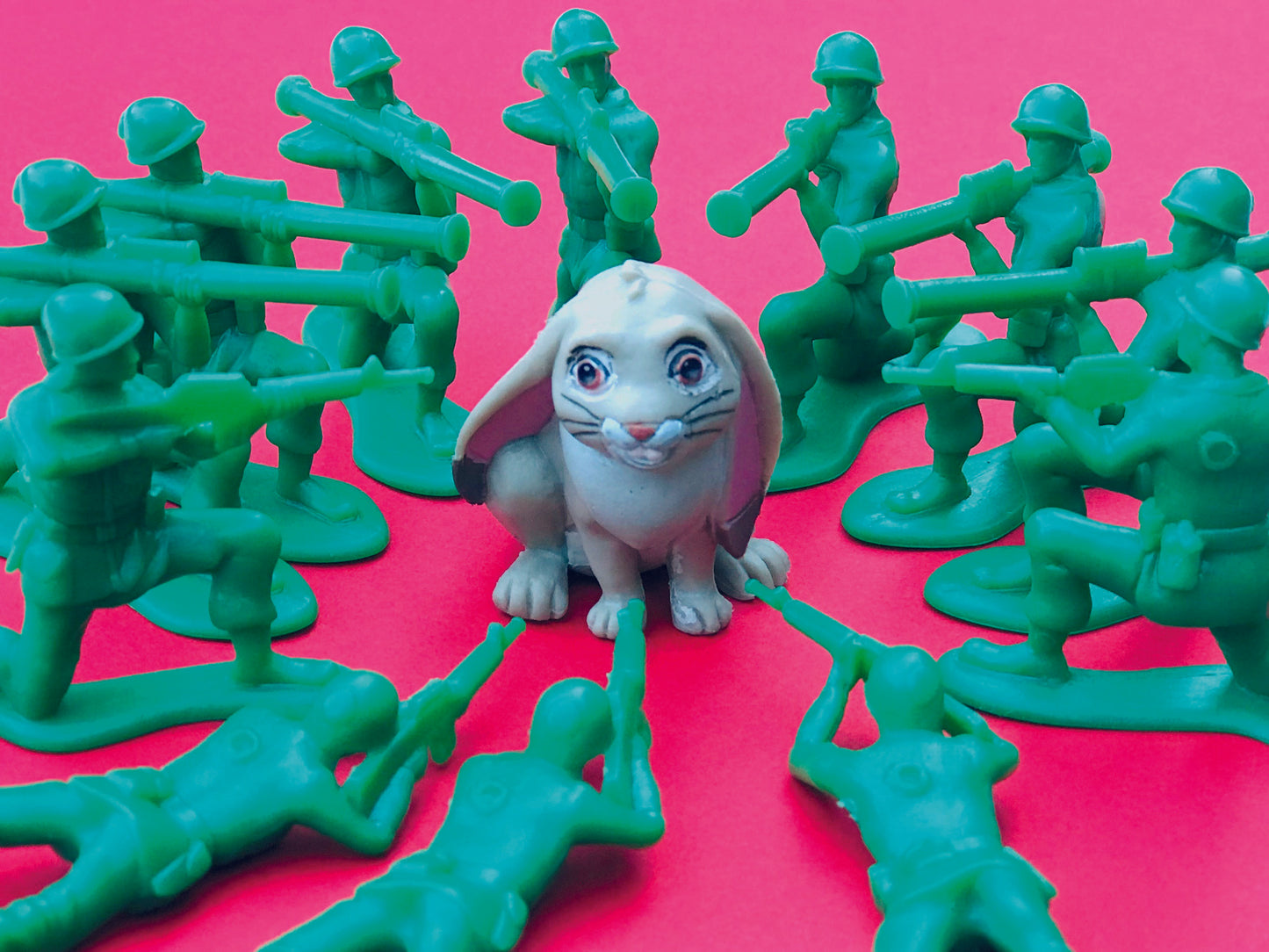 Lapin encerclé, 2022, sculpture sur plateau en bois peint, 30 x 30 x 21 cm