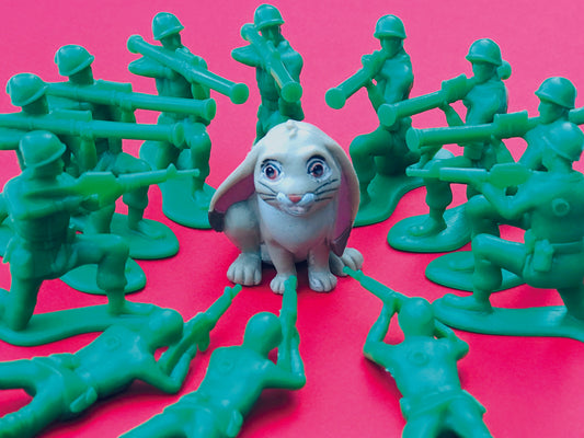 Lapin encerclé, 2022, sculpture sur plateau en bois peint, 30 x 30 x 21 cm