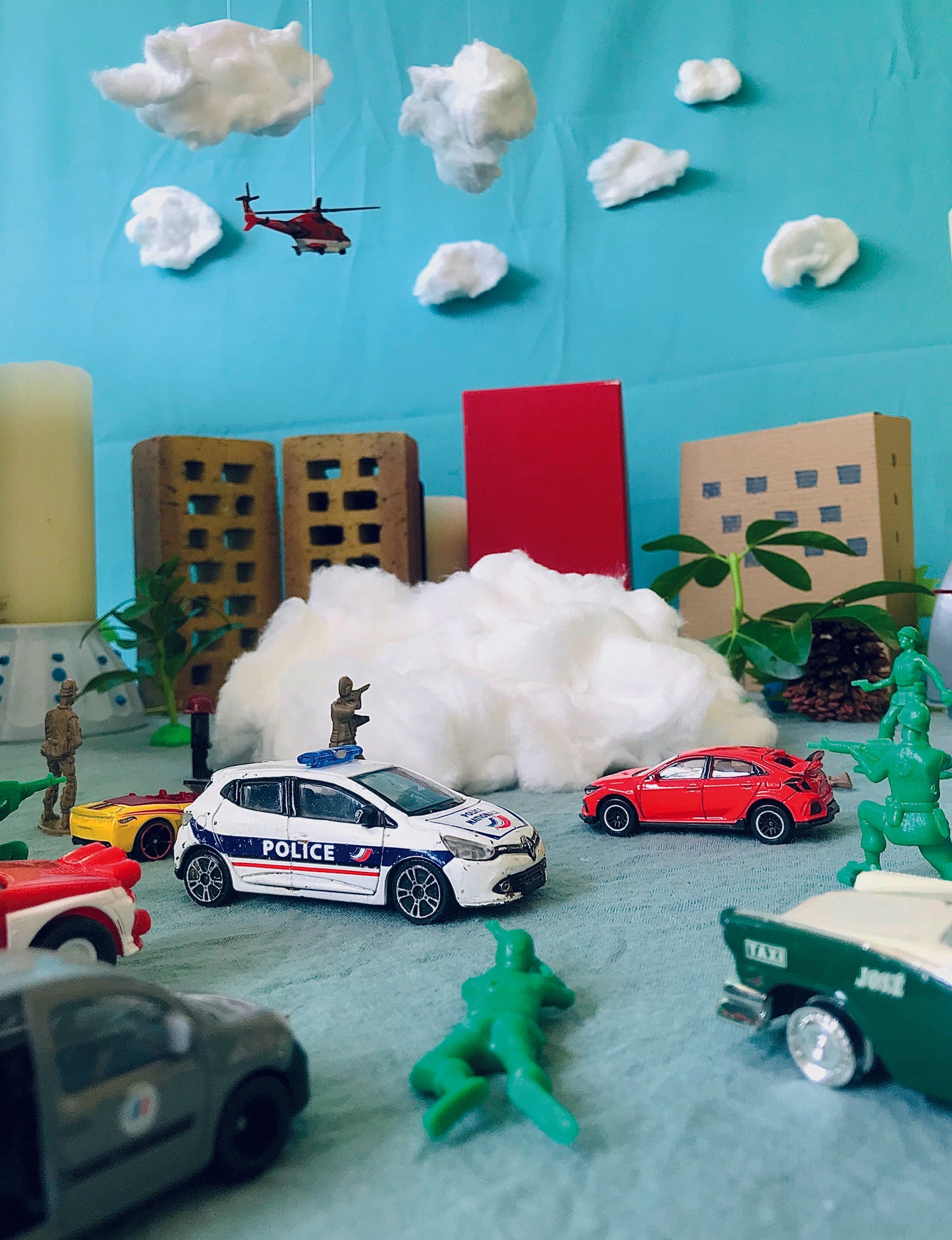 Nuage tombé, 2022, sculpture en boite avec éclairage intégré, sans vitre, 60 x 60 x 60 cm